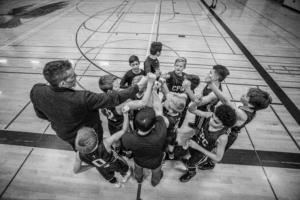 Entraineur de basket avec enfants