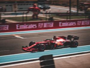 Une voiture de formule 1 de l'écrurie Ferrari sur la piste