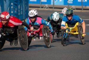 5 personnes faisant une course en fauteuil