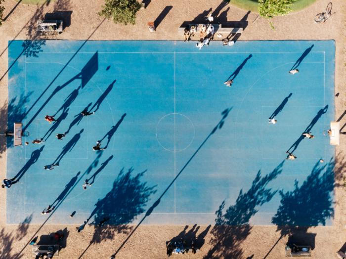 Terrain de basket en plein air, vue du ciel avec joueurs