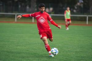 joueur de football maillot et short rouge