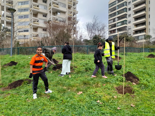 Des jeunes plantent des arbres pour l'environnement